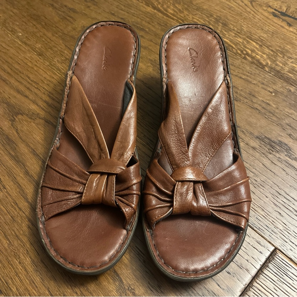 Clarks Artisan Collection Women's Size 9 B open toe leather slides Wedge Brown